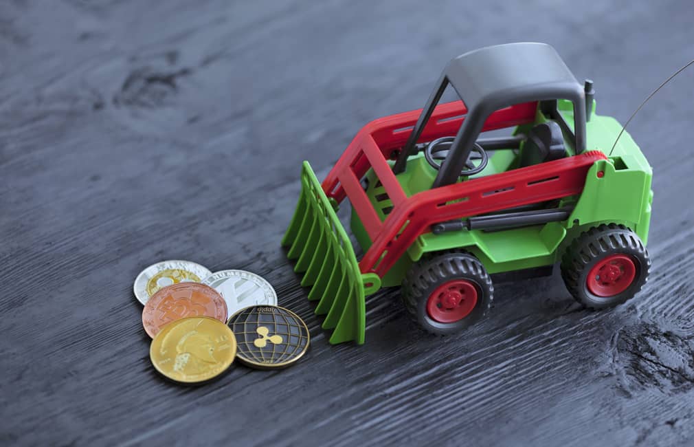 Chip para Minar Criptomonedas es creado por Intel 2 Concepto de minería criptomonedas con un tractor de juguete