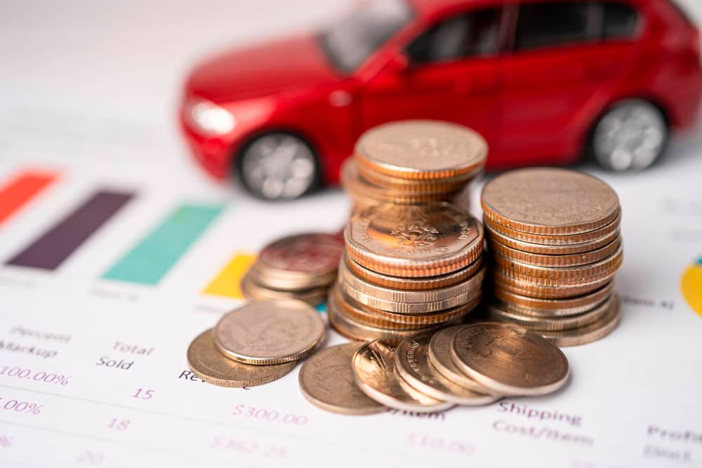 Wonnai: Todos tus seguros en una sola app 4 Coche con monedas sobre fondo gráfico