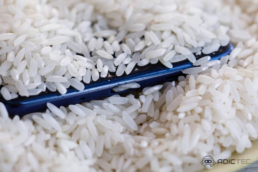 Qué Hacer si tu Smartphone Cae al Agua o Mar 8 Smartphone sumergido en arroz