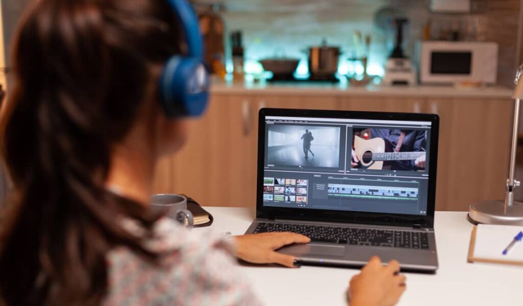6 Tipos de Video Marketing 4 Mujer trabajando en un video de Marketing