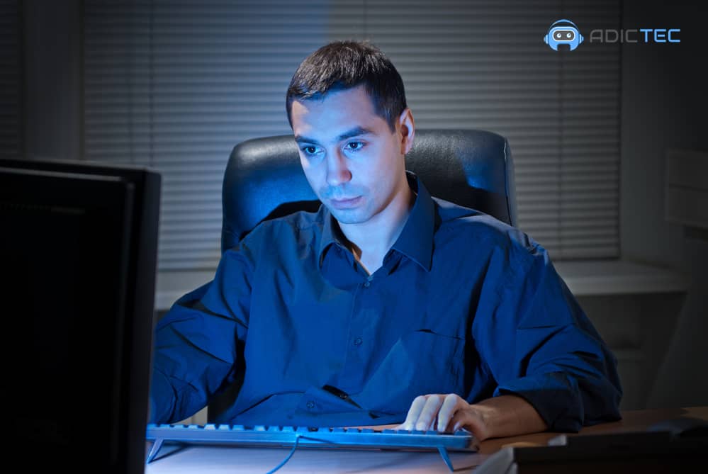 ¿Muchas Horas frente a la Pantalla? La Influencia de la Luz Azul en los Ojos 2 Luz azul frente a pantalla del ordenador