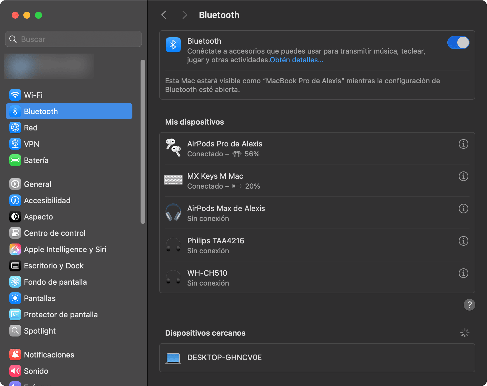 Cómo Actualizar el Firmware de tus AirPods (Guía Fácil) 3 Captura de pantalla de los Ajustes del Sistema en macOS mostrando la sección de Bluetooth con los AirPods Pro conectados.