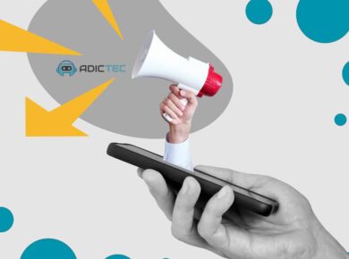 Cómo Medir el Éxito de tus Campañas de Marketing en Línea 14 Mano sosteniendo un teléfono móvil con un megáfono saliendo de la pantalla.