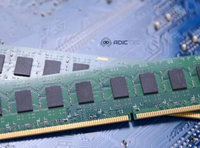 Memoria Unificada vs. Memoria RAM: ¿Cuáles son las Diferencias? 12 Dos módulos de RAM sobre una placa base, ilustrando la memoria unificada y la RAM.