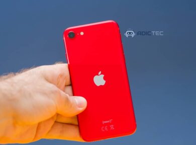 ¿Por qué Apple Descontinuó el Color Rojo en sus Productos? 6 Mano sosteniendo un iPhone rojo por detrás.