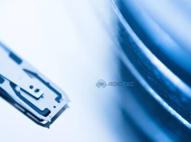 Sistema de Archivos: Windows (NTFS), Linux (ext4) y macOS (APFS) 15 Imagen abstracta de un disco duro con el logo de Adictec.