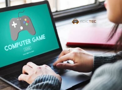 Juegos de Computadora por Géneros: Cuáles Existen y Cómo Elegir Uno Interesante 11 Persona usando un portátil con una pantalla que muestra un controlador de videojuegos y la frase "Juego de computadora".