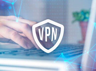 Mejorando tu privacidad en línea: Construyendo un escudo digital 6 Manos escribiendo en un teclado de portátil con un escudo de VPN superpuesto, representando la protección de la privacidad online.