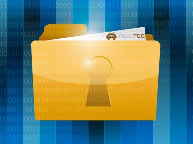 5 Mejores Descompresores Gratuitos para Windows 7 Ilustración gráfica de una carpeta dorada con un candado y un pequeño robot, sobre un fondo con código binario. Representa la seguridad y la gestión de archivos comprimidos.