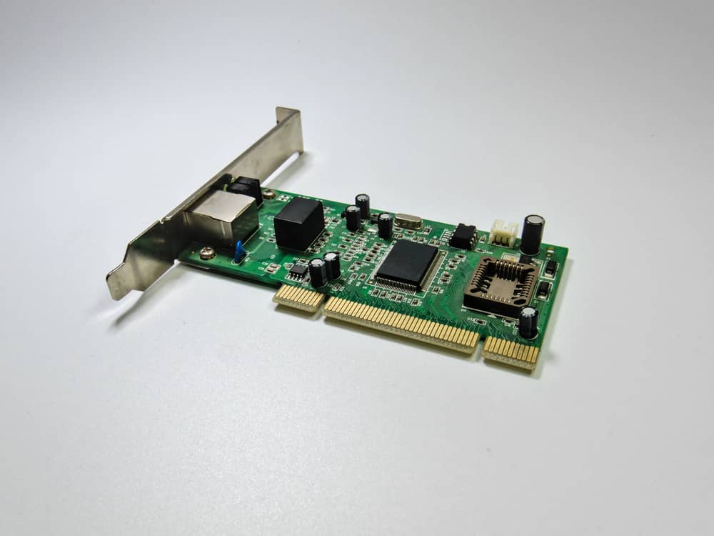 ¿Qué es un Adaptador de Red y para Qué Sirve? 5 Tarjeta de interfaz de red Ethernet PCI de color verde, mostrando sus componentes electrónicos y conector RJ45.