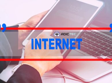 Cómo Distinguir una Dirección IP Estática de una Dinámica 10 Imagen de manos sosteniendo una tablet y un portátil, con la palabra "INTERNET" en un recuadro rojo sobre la imagen. Representa la conectividad a internet y la tecnología moderna.