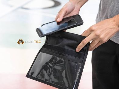¿Qué es una Bolsa Faraday? ¿Deberías Usar Una? Todo lo que Necesitas Saber 10 Mano introduciendo un teléfono móvil en una funda negra antirrobo Faraday. La funda tiene un diseño discreto y profesional, ideal para proteger la privacidad digital.