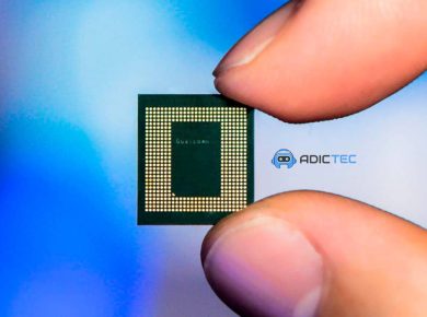 Top 100 Mejores SoC (Procesadores) para Smartphones en 2025 8 Una mano sostiene un pequeño chip de procesador de teléfono para detallar el ranking de procesadores de celulares. El logo de Adictec aparece en la esquina superior derecha.