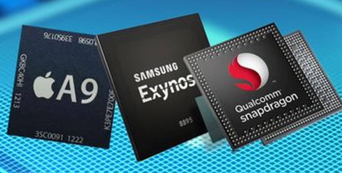 Top 100 Mejores SoC (Procesadores) para Smartphones en 2025 4 Imagen que muestra tres chips de procesadores para teléfonos móviles del top 100 mejores procesadores para celulares