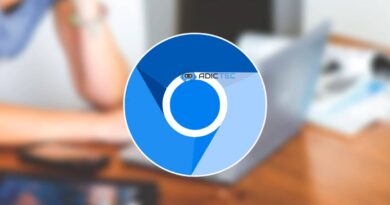 Logotipo de Chromium sobre un fondo borroso de una persona trabajando en un portátil. Artículo sobre los 10 mejores navegadores basados en Chromium.