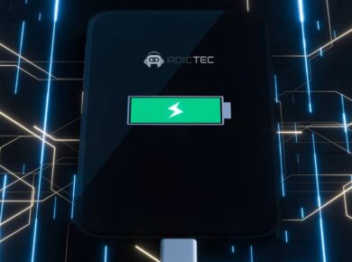 Carga ultra rápida: el futuro de la autonomía en smartphones 5 Un smartphone cargando con indicador de batería verde y un rayo, simbolizando la carga ultrarrápida móvil.