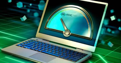 Un ordenador portátil con un velocímetro en la pantalla, simbolizando cómo acelerar el ordenador.