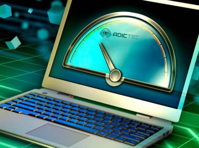 Cómo Acelerar el Ordenador: 15 Maneras Efectivas 11 Un ordenador portátil con un velocímetro en la pantalla, simbolizando cómo acelerar el ordenador.