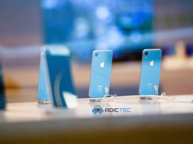 ¿Dónde se fabrican los iPhone? ¡Descubrimos los países! 11 iPhones azules expuestos en una tienda. Descubre dónde se fabrican los iPhones en nuestro artículo.