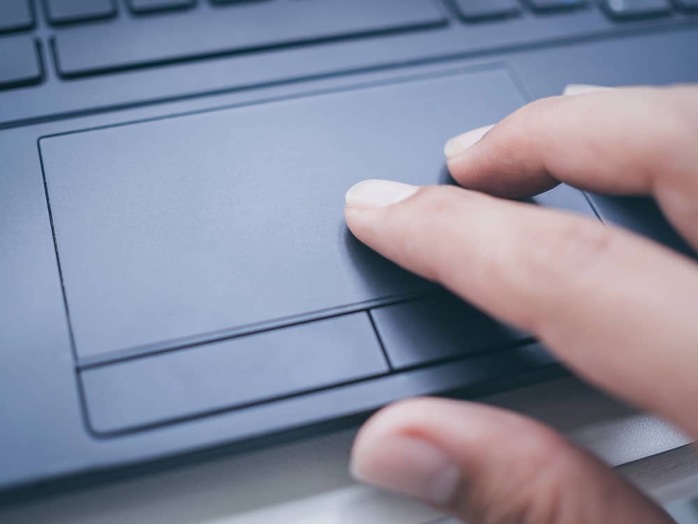 ¿Por qué no funciona el touchpad de mi laptop y qué puedo hacer? 5 Una mano sobre el touchpad no funciona el touchpad en mi laptop.