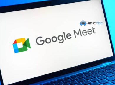 Qué es Meet y para qué sirve: Guía Completa 12 Imagen del logotipo de Google Meet en una laptop, ilustrando una guía completa sobre su uso.