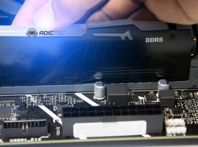 Qué es DDR5 en memoria RAM: características, diferencias y compatibilidad 11 Qué es DDR5 en memoria RAM: características, diferencias y compatibilidad. Imagen de módulo DDR5 instalándose en placa base.