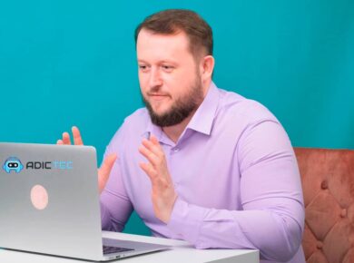 Cómo deshacerte del zumbido, ruido y vibraciones en tu PC 14 Hombre sentado frente a un portátil, explicando cómo solucionar un zumbido en un PC. Solución de problemas.