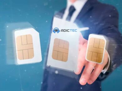 Cuando cambiar la tarjeta SIM portabilidad y cómo hacerlo correctamente 13 Hombre de negocios mostrando tres tarjetas SIM de diferentes tamaños para ilustrar el proceso de portabilidad móvil.