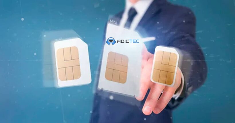Hombre de negocios mostrando tres tarjetas SIM de diferentes tamaños para ilustrar el proceso de portabilidad móvil.
