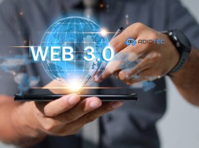 Persona interactuando con una proyección digital de un globo y WEB 3.0, ilustrando la discusión Web3 vs. Web 3.0.