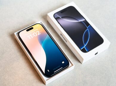 Un nuevo iPhone en su caja. Descubre la mejor opción de iPhone para ti sin pagar de más.