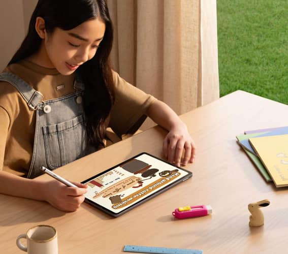 ¿Cómo puede una tableta aumentar la productividad? 2 Joven estudiante usando una tableta con lápiz óptico para dibujar y organizar sus tareas, mejorando su productividad.