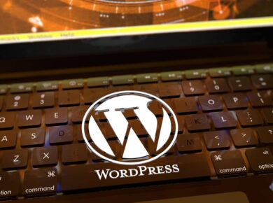 Logo de WordPress sobre el teclado de un portátil, representando la elección de un hosting para WordPress optimizado.