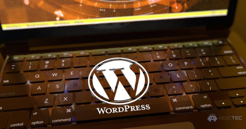 Logo de WordPress sobre el teclado de un portátil, representando la elección de un hosting para WordPress optimizado.