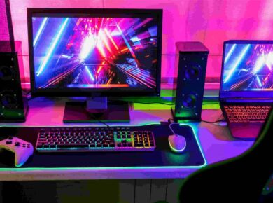 Cómo Armar un PC Gamer: Guía Completa Paso a Paso 10 Completo setup de PC gamer iluminado con luces RGB de neón, mostrando el resultado de armar un ordenador para jugar.