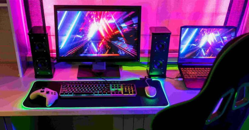 Completo setup de PC gamer iluminado con luces RGB de neón, mostrando el resultado de armar un ordenador para jugar.