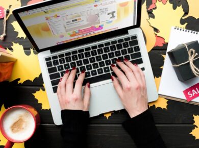 Computadoras buen fin: encuentra la tecnología que necesitas 11 Persona comprando en su laptop ofertas de computadoras para el Buen Fin 2025, con regalos y café en un escritorio decorado.