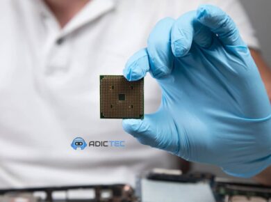 Intel VROC: Qué es y Cómo Funciona esta Tecnología RAID 19 Técnico con guante azul sosteniendo un procesador para explicar qué es Intel VROC y cómo funciona esta tecnología RAID.