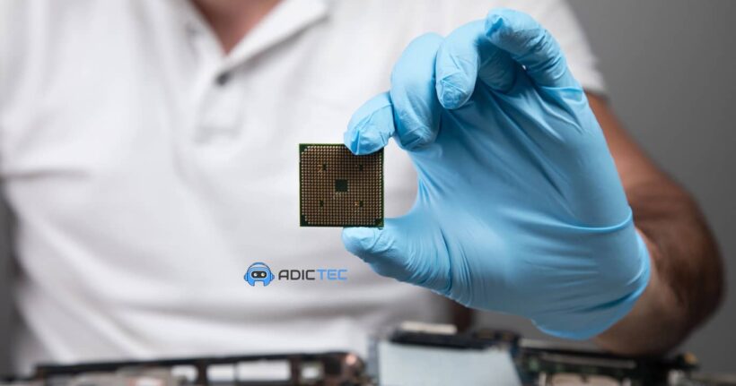 Técnico con guante azul sosteniendo un procesador para explicar qué es Intel VROC y cómo funciona esta tecnología RAID.