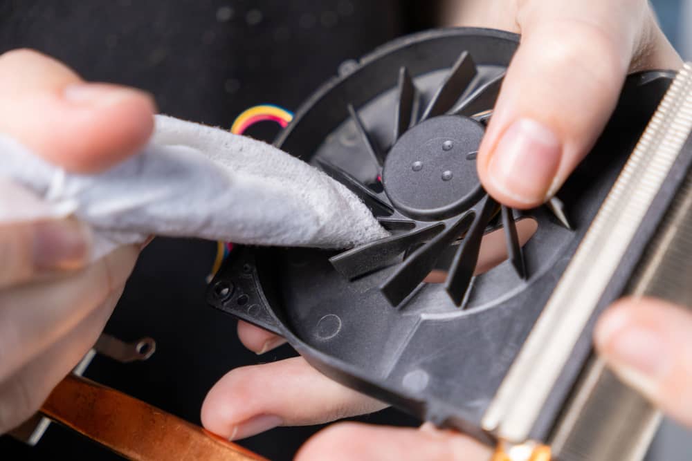 Las Mejores Laptops para Edición de Vídeo y Diseño 3D (2025) 7 Realizando mantenimiento a una laptop para maximizar su vida útil.