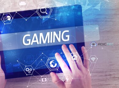 ¿Qué hace que una tableta sea ideal para jugar? 14 Manos sosteniendo una tableta con la palabra GAMING en la pantalla, con iconos digitales que simbolizan sus funciones.