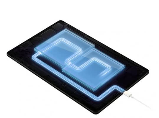 ¿Qué hace que una tableta sea ideal para jugar? 3 Ilustración del sistema interno de batería de una tablet conectada a un cargador, mostrando el flujo de energía para una carga rápida.